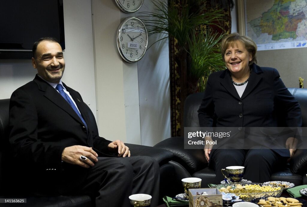 عطا محمد نور و انگلا مرکل، آقای نور در گذشته به امپراطور شمال شهرت داشت و از چهره های ضد طالبان بود