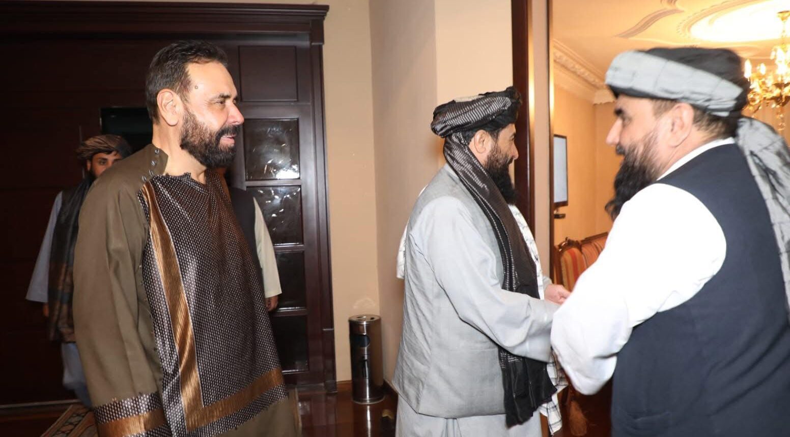 کمال نبی زاده اخیرا در سفر به افغانستان با والی طالبان برای بلخ نیز دیدار کرد. او در دوران جمهوریت نیز با رییس جمهور غنی و عطا محمد نور والی سابق بلخ دیدار های داشت. تلویزیون خصوصی آرزو که تحت مالکیت نبی زاده است چندی پیش مسدود شده بود اما دوباره به فعالیت آغاز کرد