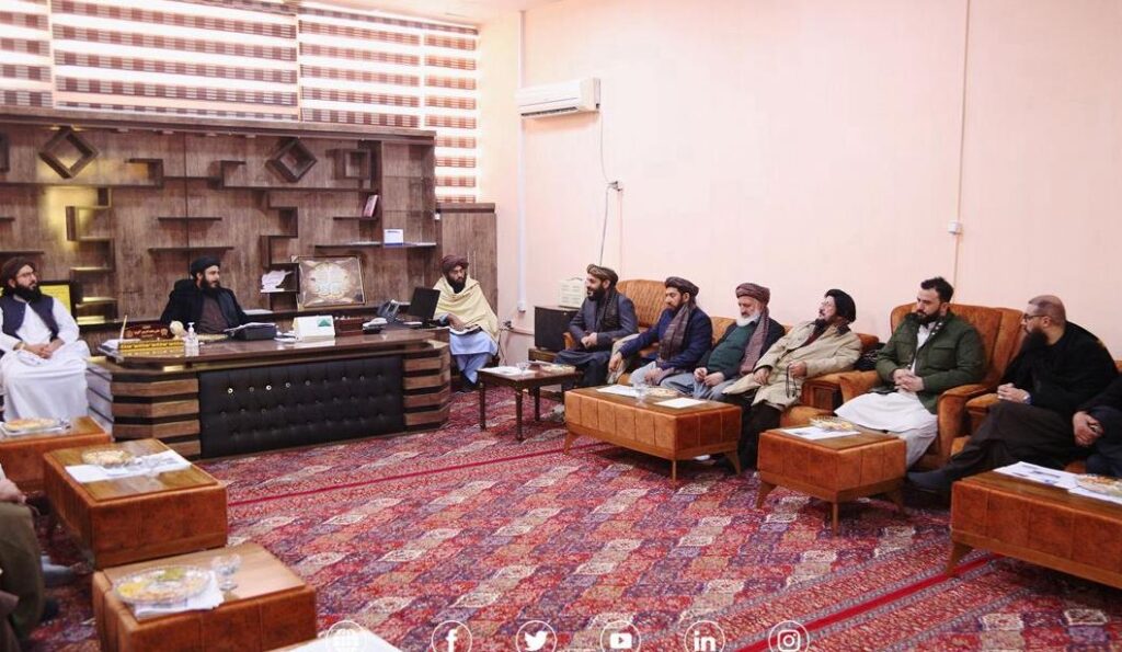 حاجی نظیر نوری داماد میر رحمان رحمانی در نشستی با مقام های طالبان