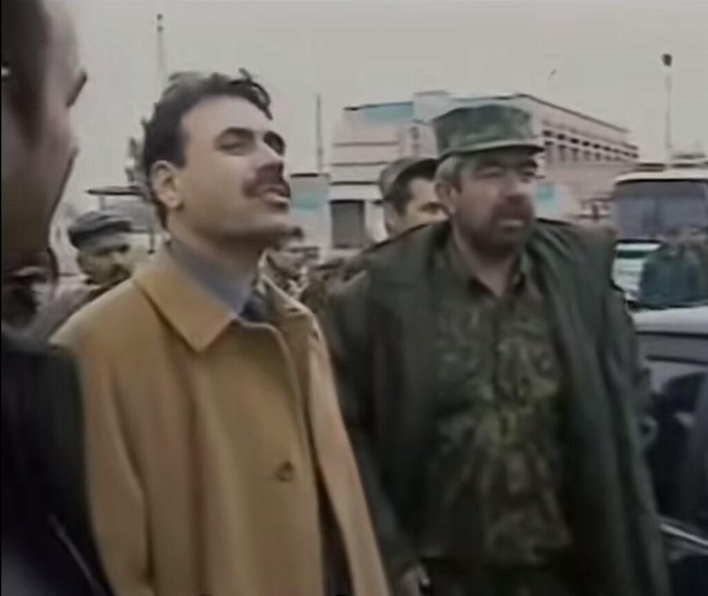 عکس کمال نبی زاده و عبدالرشید دوستم کنار هم که ظاهرات مربوط به دوران مبارزه با طالبان می شود