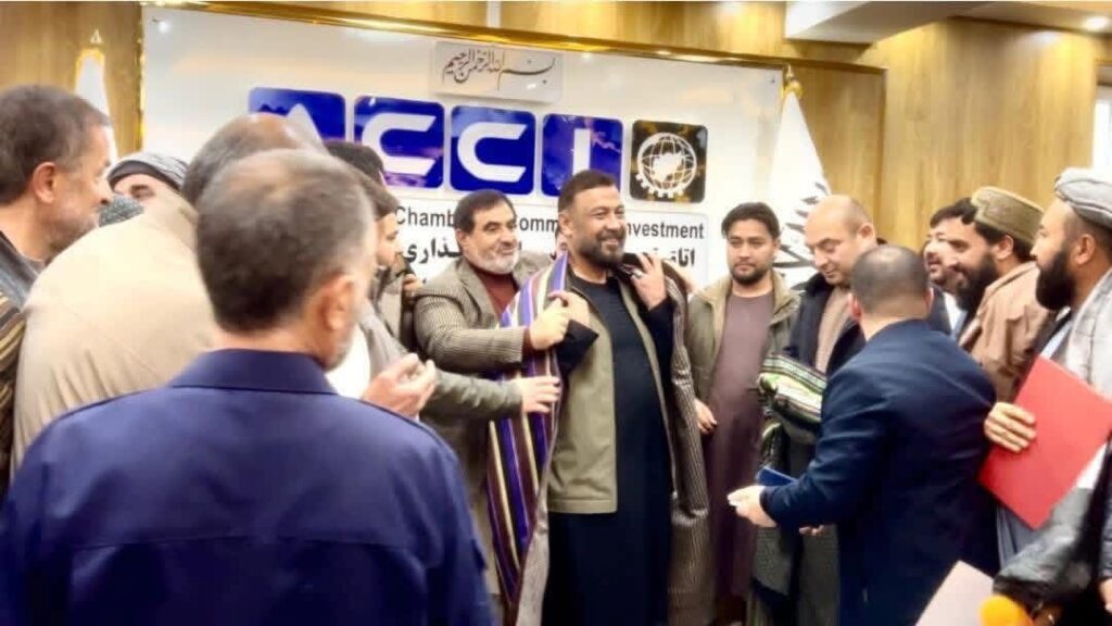 سید کریم هاشمی رییس اتاق تجارت و سرمایه گذاری طالبان برای افغانستان هنگام معرفی محمد ابراهیم غضنفر در بلخ