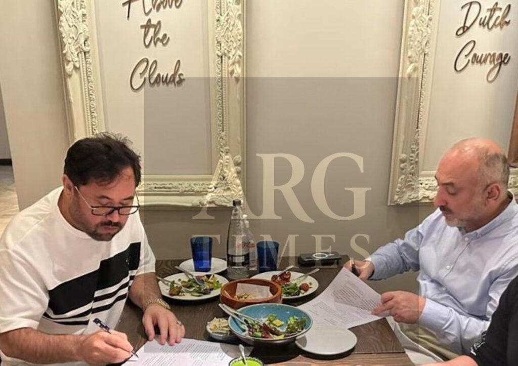 ادعا می شود که این عکس از نخستین روز های قرار داد چند ملیون دالری است