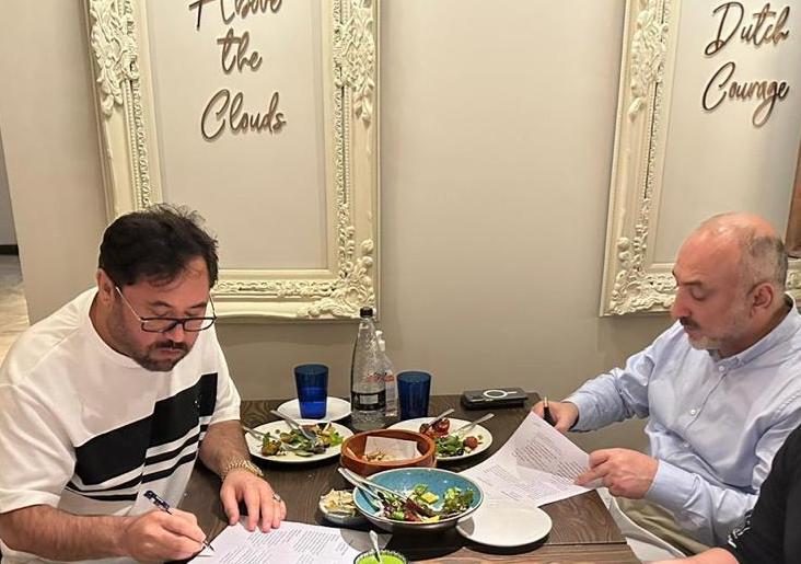 محمد حنیف اتمر و حفیظ الله جلیلی هنگام امضای قرارداد بزنس عطر در یکی از هتل های امارات 