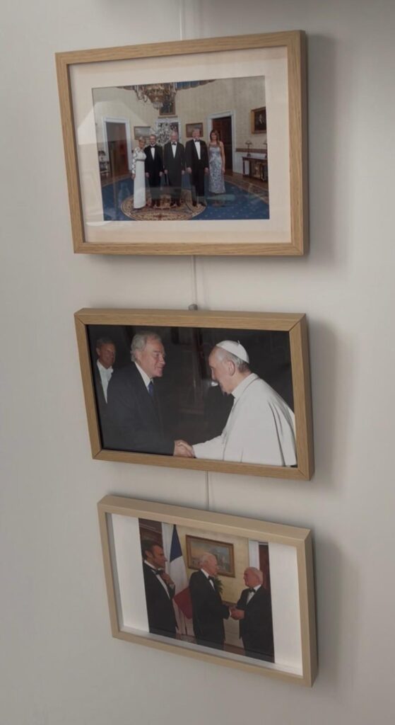 کریستین کامبون فرستاده ی ویژه ی سنای فرانسه در امور روابط بین الملل از سیاست مداران برجسته ی فرانسوی است. حضور او در بیشتر محافل خارجی سیاسی فرانسه چشمگیر است. از جمله او رابطه ی نزدیکی با پاپ دارد