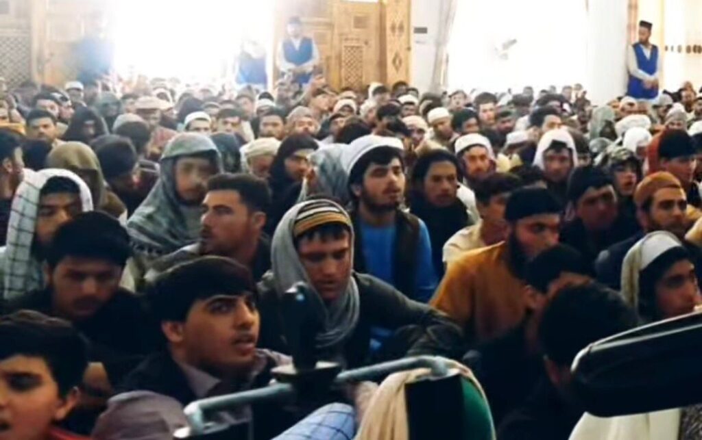 حضور مردم در یکی از خطبه های فیروز احمد در مسجد حاجی خیرالدین مایل پروانی