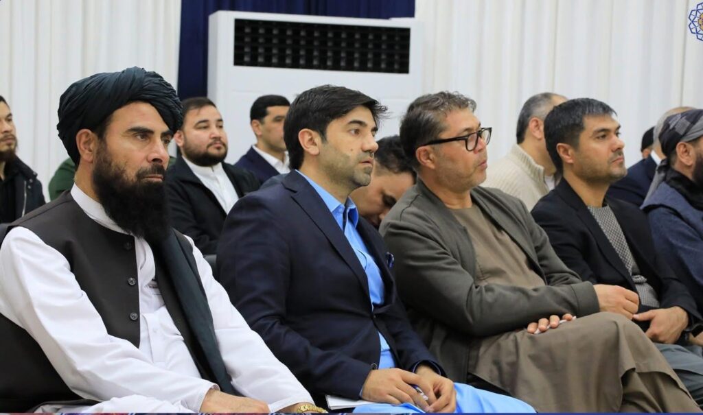 بر اساس اعلامیه وزارت تجارت افغانستان، در این سفر والی بلخ را شماری از تاجران بزرگ افغان نیز همراهی می کردند