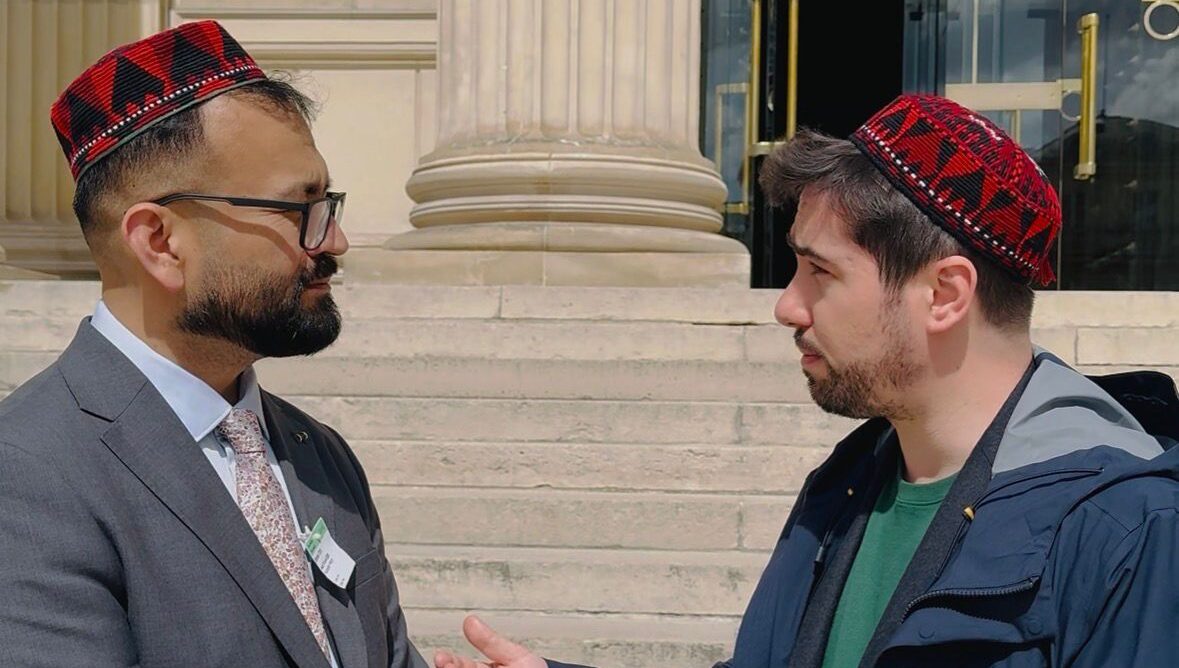 اندی کربرات عضو مجلس ملی فرانسه، پس از دیدار با خبرنگار افغان، کلاه سنتی افغانستان را به گونه نمادین بر سر گذاشت.